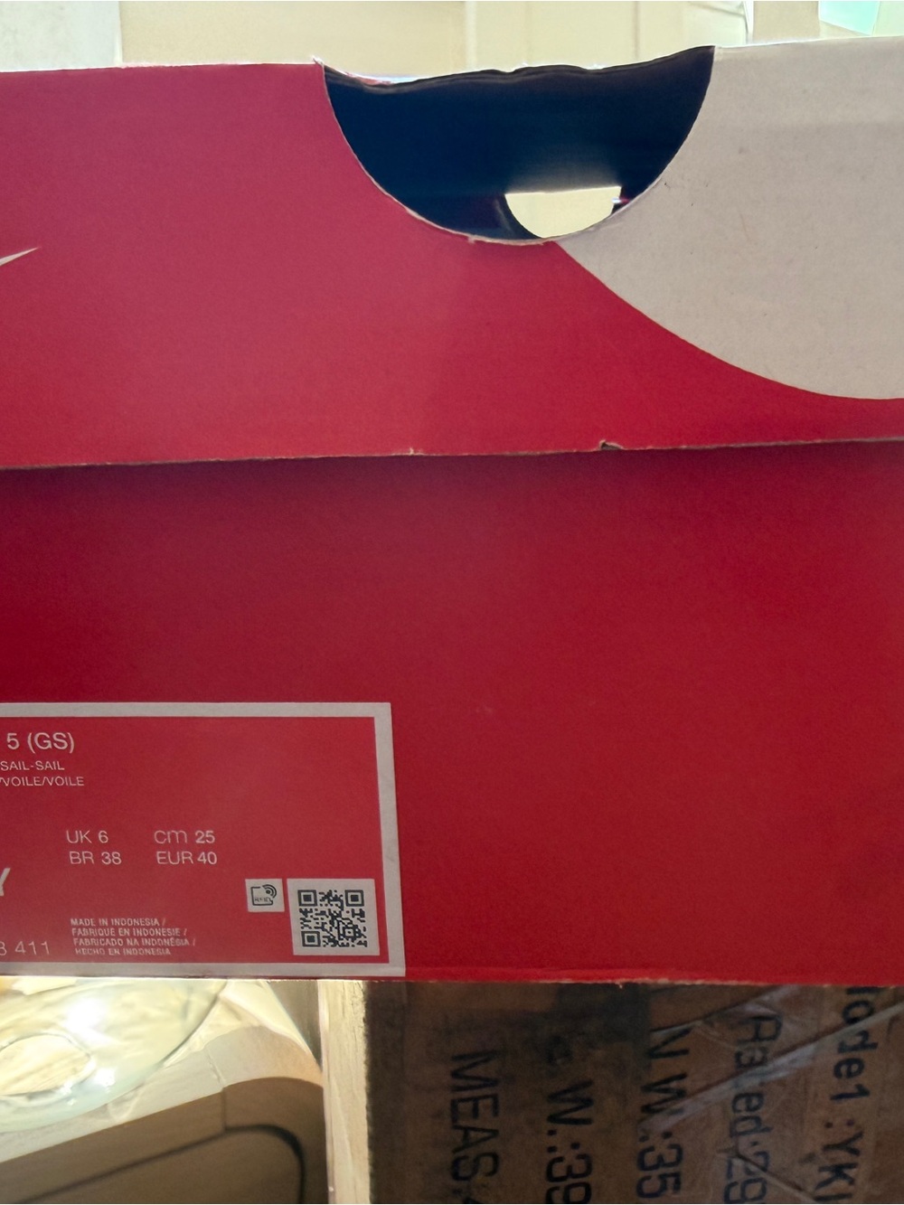 Vomero Nike Women’s Cream and Light Blue Size 7 youth or Women 8/8.5 BNIB - Picture 3 of 3